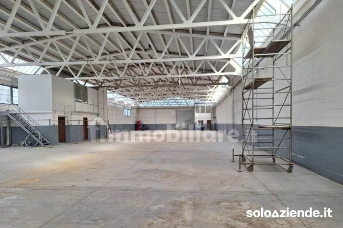 Affitto Edifici interi commerciali AFFITTASI CAPANNONE COMMERCIALE PER GRANDI NEGOZI  a Capannori (LU)